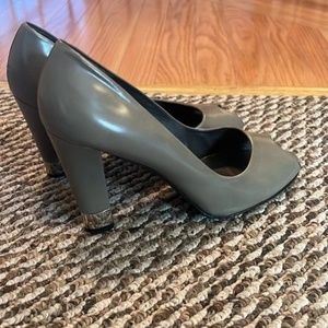 Stuart Weitzman Grey Peep Toe Block Heels With Silver Tab Details Size 7.5